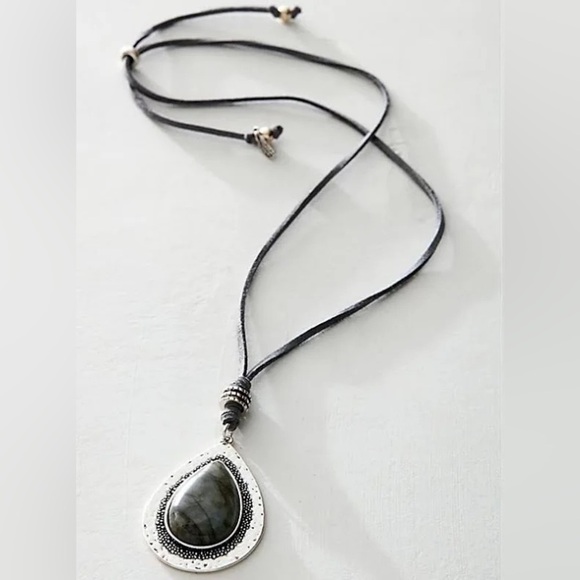 NWT Free People | Women’s grey/silver Labradorite Freefall Pendant Necklace, OS - Picture 2 of 15